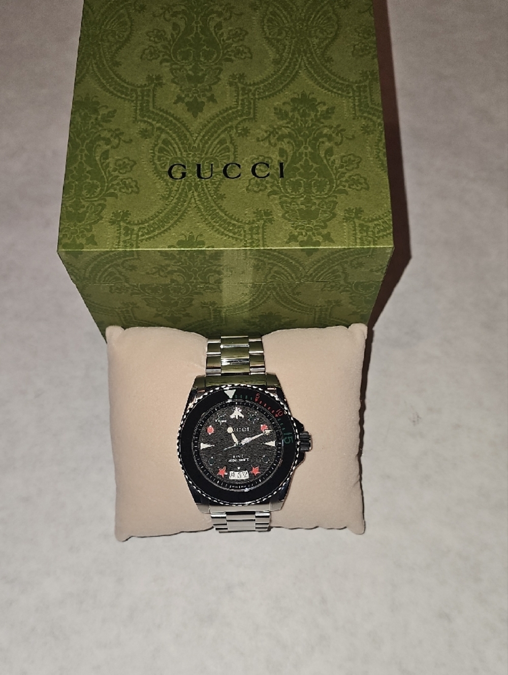 Gucci Black Dial Dive Watch with Red Accents - Picture 2 of 6